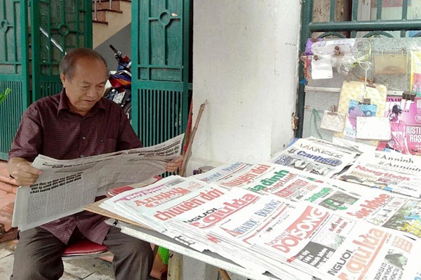 Đọc báo in – Nét đẹp văn hóa người Việt - Ảnh 1